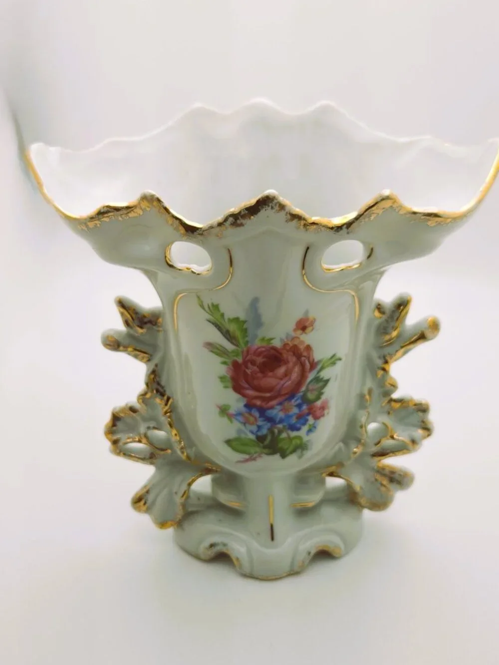 Vintage Rococo Porcelain Floral Vase Gold Gilt Openwork Scalloped Mantel 7